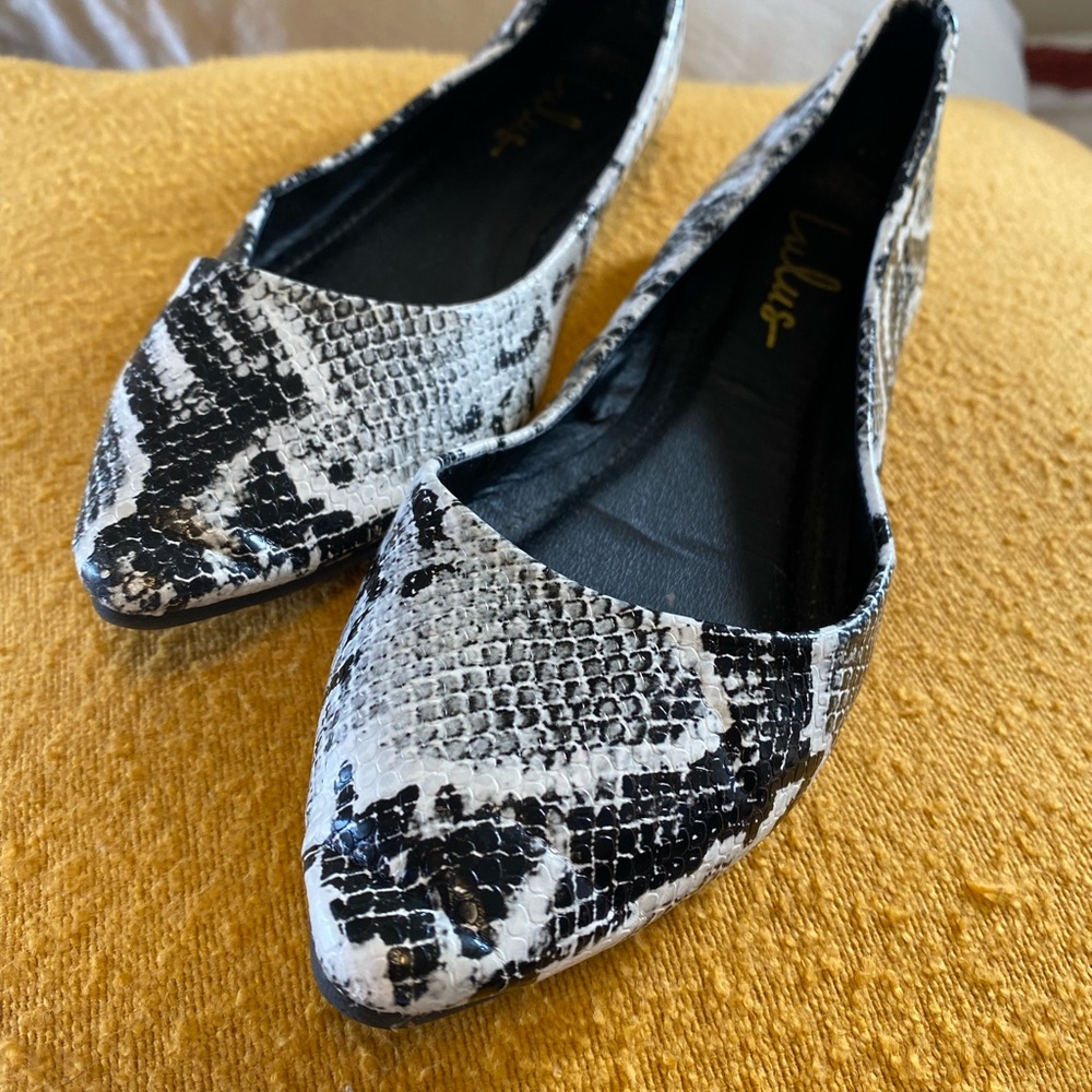 Lulu’s snake print textured flats